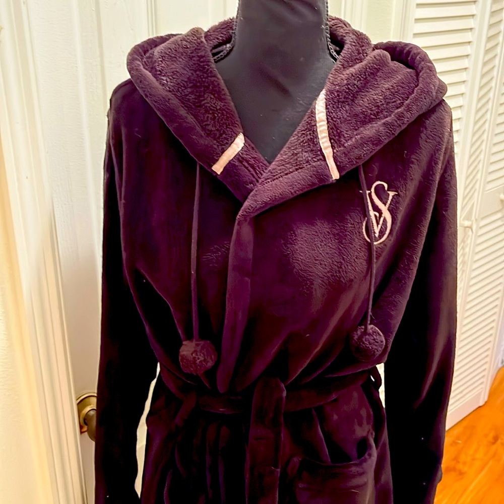 Victoria's Secret Black Plush Cozy Short Hooded Robe With Belt Embroidered Logo